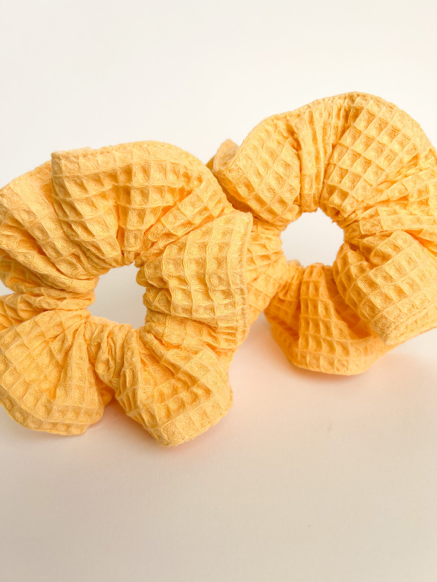 Yellow matu gumija - scrunchie