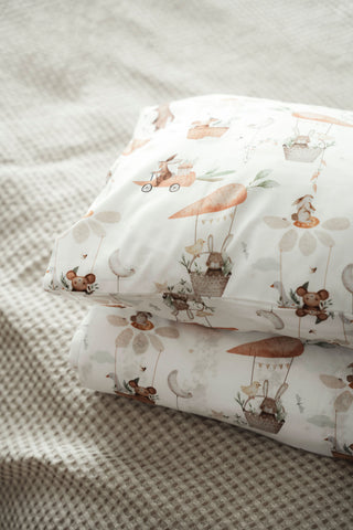 Balta bērnu gultasveļa ar maigiem akvareļa zīmējumiem — dzīvnieki, ziedi un gaisa baloni / Premium cotton children’s pillowcase with playful fairy-tale characters and nature elements