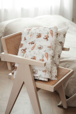 Premium kokvilnas bērnu spilvendrāna ar rotaļīgiem pasaku tēlu un dabas motīviem / Premium cotton children’s pillowcase with playful fairy-tale characters and nature elements