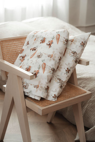 White kids bedding with gentle watercolor drawings of animals, flowers and hot-air balloons / Balta bērnu gultasveļa ar maigiem akvareļa zīmējumiem — dzīvnieki, ziedi un gaisa baloni