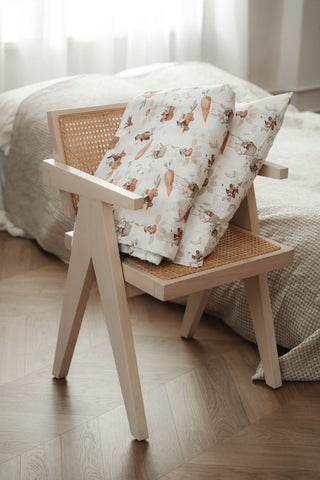 Kvalitatīva kokvilnas gultasveļa bērniem ar ilustrētu trušu, pelīšu un putnu dizainu / High-quality cotton bedding for kids featuring illustrated bunnies, mice and birds