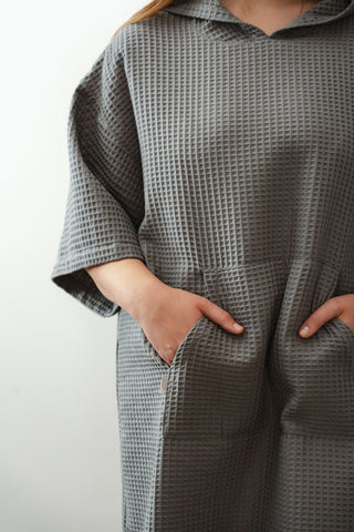 pelēks pieaugušo pončo pēc aukstumpeldēm un pirts, no kokvilnas vafeļauduma