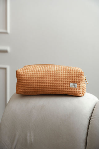 brūns kosmētikas maks, ietilpīgs un viegli kopjams