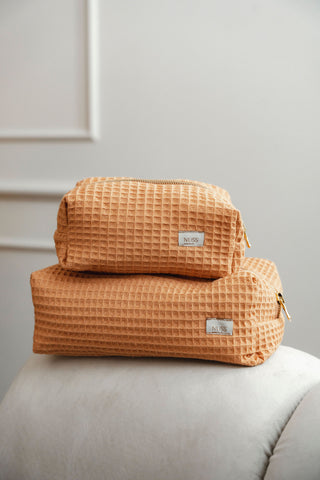 kosmētikas maki dažāda izmēra ar zelta rāvējslēdzēju